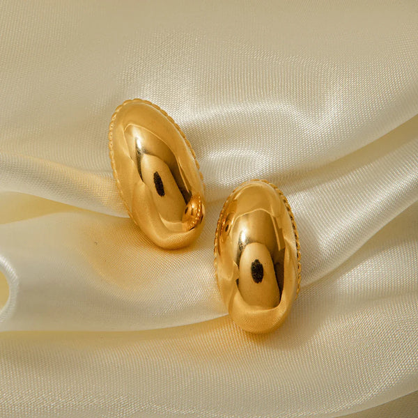 Close-up of Féerique Earrings in both silver and gold, highlighting their sleek and sophisticated design.