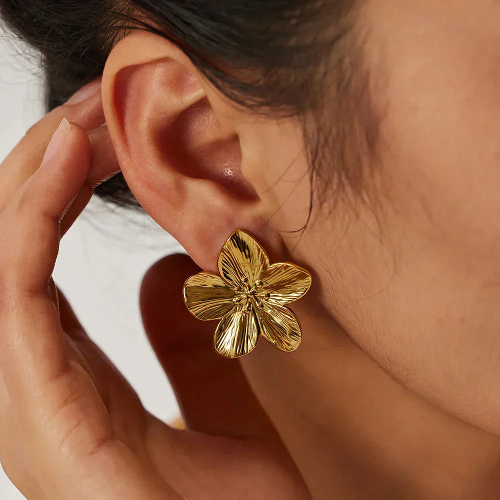 Opulent Earrings – Elegant gold flower earrings with a radiant finish.