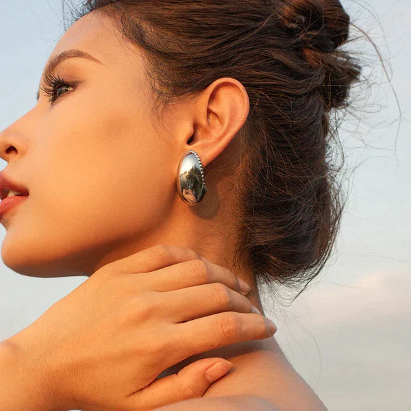 Side view of Féerique Earrings showing their lightweight and elegant design in gold and silver.